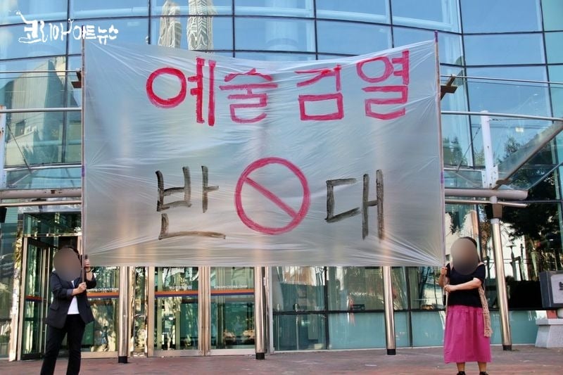 사람 2명 및 텍스트의 이미지일 수 있음