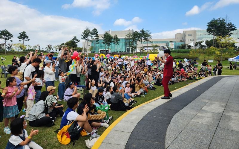 꿀잼 팝업 놀이터에 모인 관객