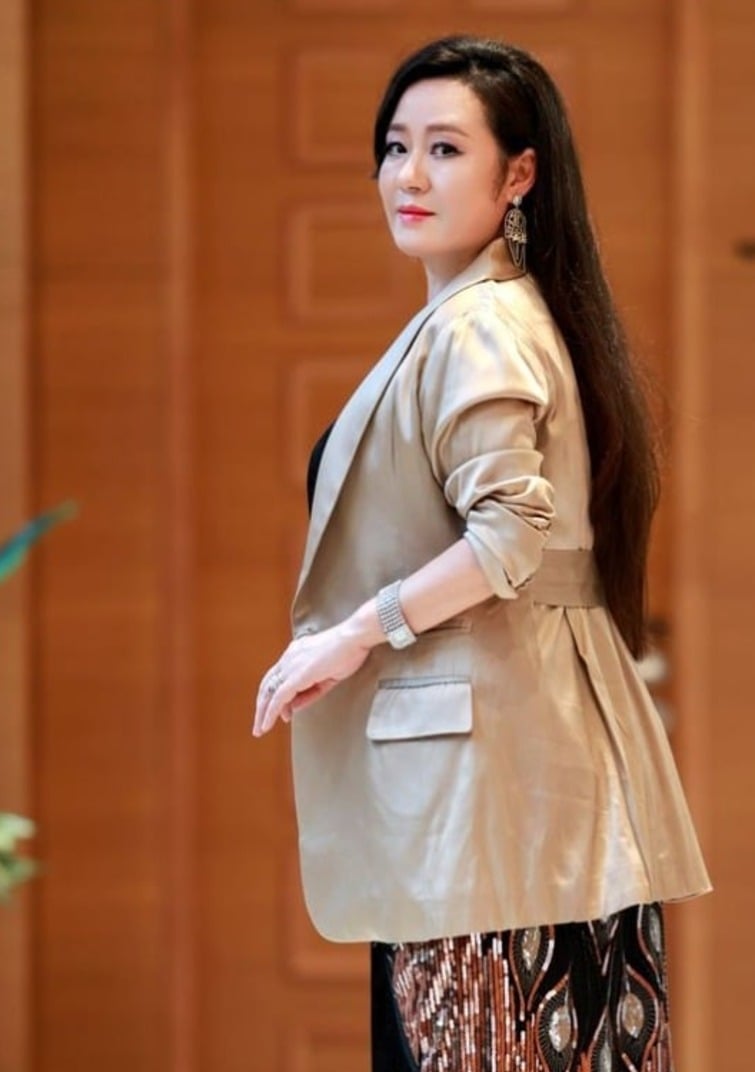 손지연 작가 • 미술학 박사 • 평론가 • 예술기획 군계일학 • 群2025년