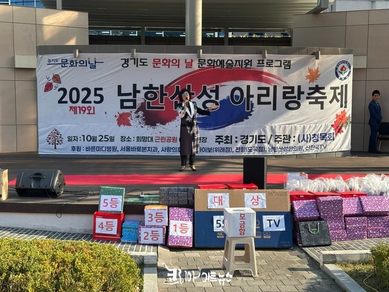 무대에서 대표곡 가인을 부르고 있는 가수 김란영