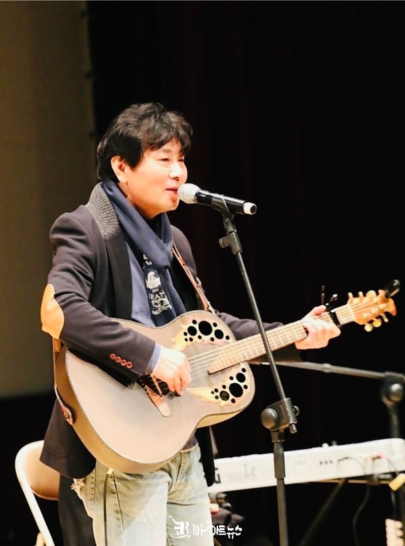 가수 백영규 공연중 / 사진제공 (주)채널넘버식스