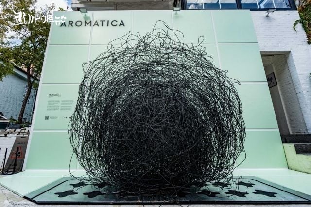 후꾸짱 외벽에 설치된 ‘Problem’ 설치미술 광고