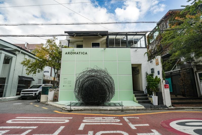 후꾸짱 외벽에 설치된 ‘Problem’ 설치미술 광고