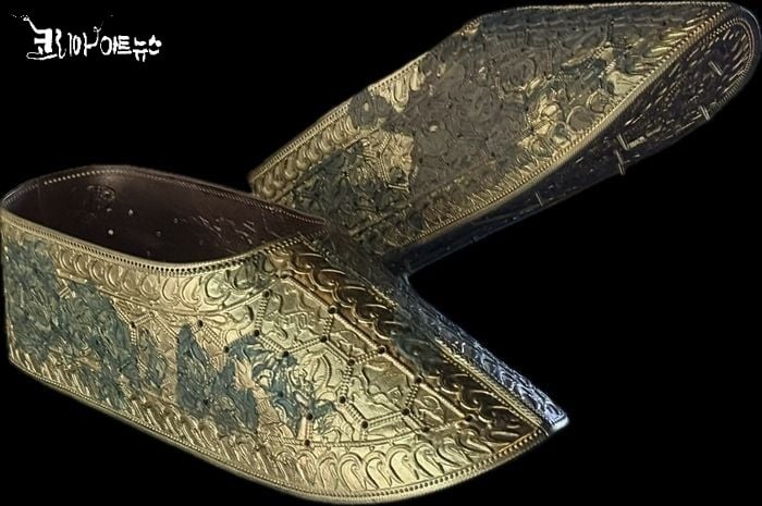 국립중앙박물관이 1924년 경주 식리총에서 출토된 금동신발을 3D 스캔, CT, 현미경 등으로 분석해 식리총 금동신발의 원형을 디지털로 복원하고 이를 토대로 만든 재현품. <국립중앙박물관>