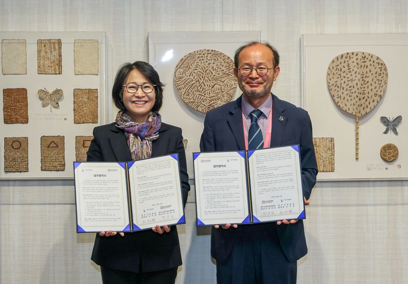 청주지법 조미연 법원장(왼쪽)과 청주문화재단 변광섭 대표