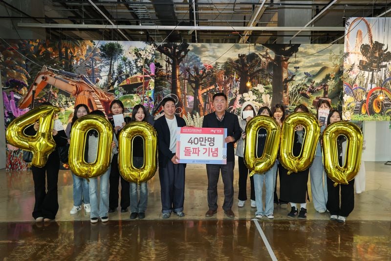  가운데 남자 두명 중 좌부터 40만 주인공 한용범 씨, 조직위원장 이범석 청주시장