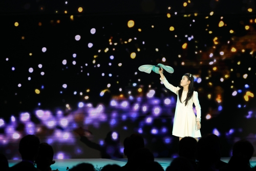 ▲ 환영 만찬 말미엔 ‘나비, 함께 날다’(Journey of Butterfly: Together, We Fly)를 주제로 한 문화 공연이 펼쳐졌고 이 과정에서 로봇 나비가 등장해 공중으로 날아가는 모습이 연출됐다.