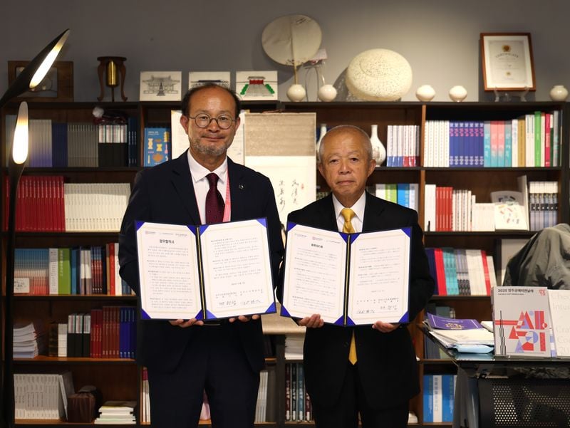 좌부터 청주공예비엔날레 집행위원장 변광섭 청주문화재단 대표, 마루누마 스사키카츠시게