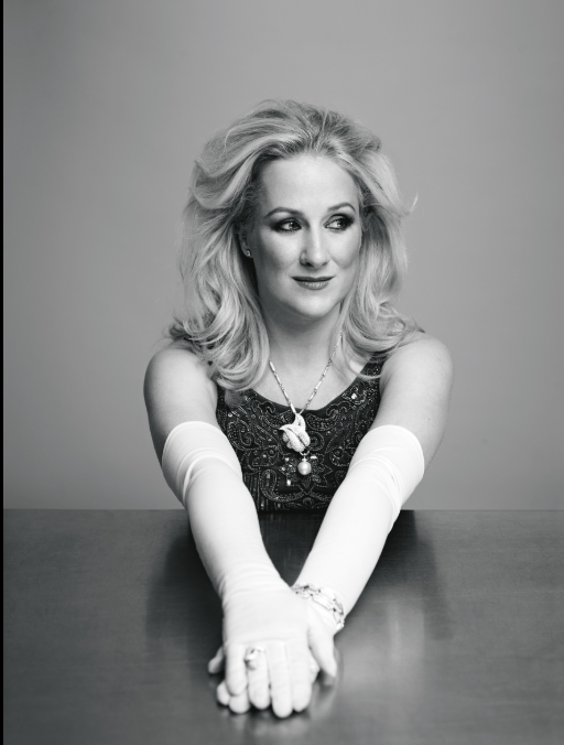 젊은 시절의 디아나 담라우 초상화