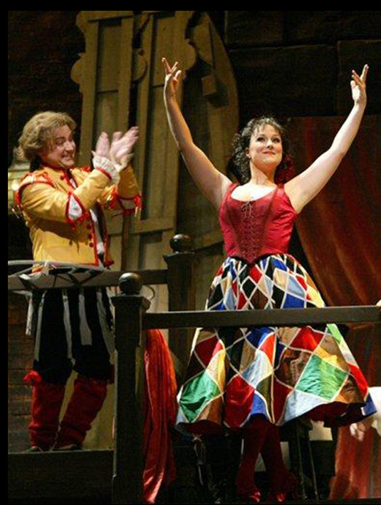 무대 위에서 연기하며 노래하는 담라우