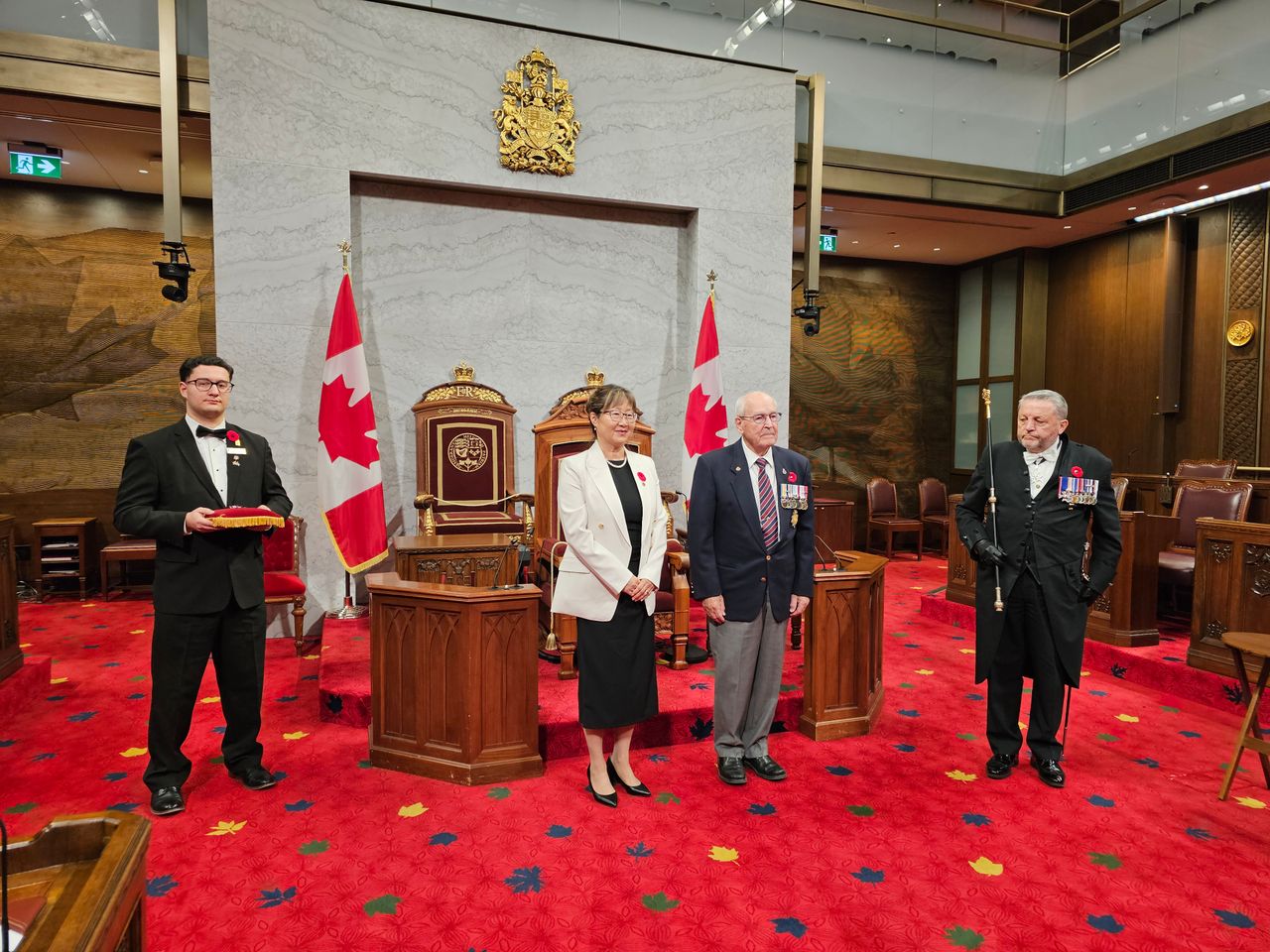 상원 회의장 연단에서 킹 찰스 3세 대관식 메달과 인증서를 수여한 연아 마틴 의원은, 앙드레 페텔르 옹과 나란히 서서 한국전 70년 희생의 역사를 증언하는 장면을 공식 기록으로 남겼다.