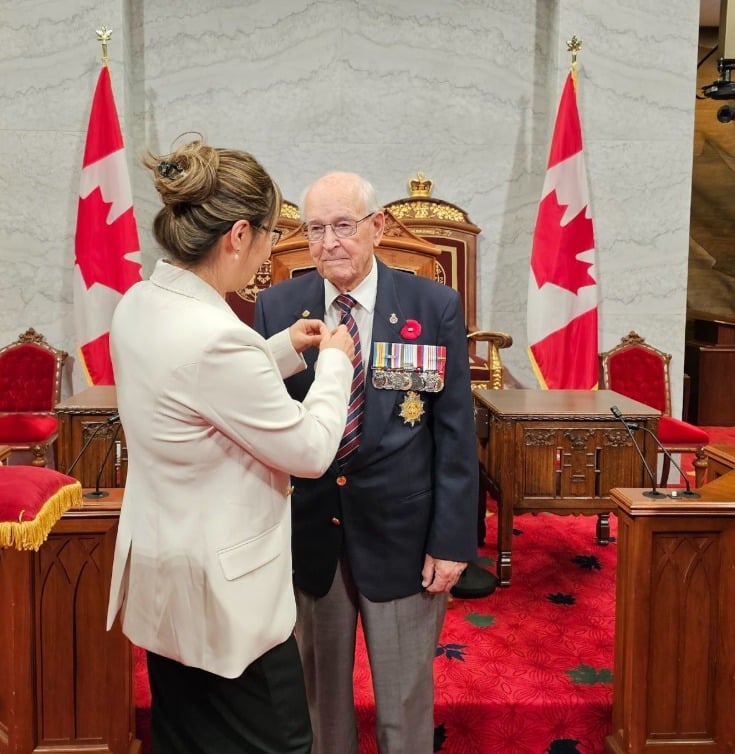 연아 마틴 캐나다 상원의원이 오타와 상원 회의장에서 한국전 참전용사 앙드레 페텔르 옹에게 킹 찰스 3세 대관식 메달을 직접 수여하고 있다. 