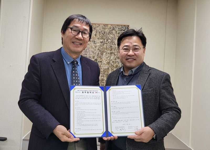 업무협약체결 현장사진(왼쪽부터 김경식 충북문화재단대표, 박정식 충북갤러리협회장)