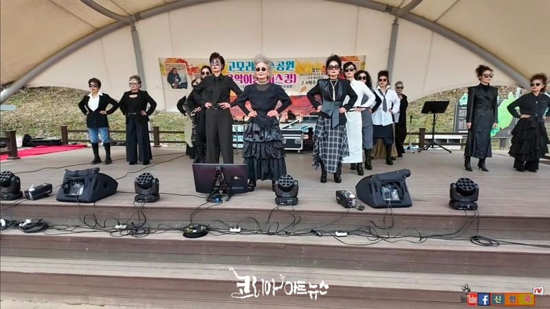 포천 고모리호수공원, 시니어모델 더봄, 워킹쇼 중 가운데 강다연씨의 당당한 모습,