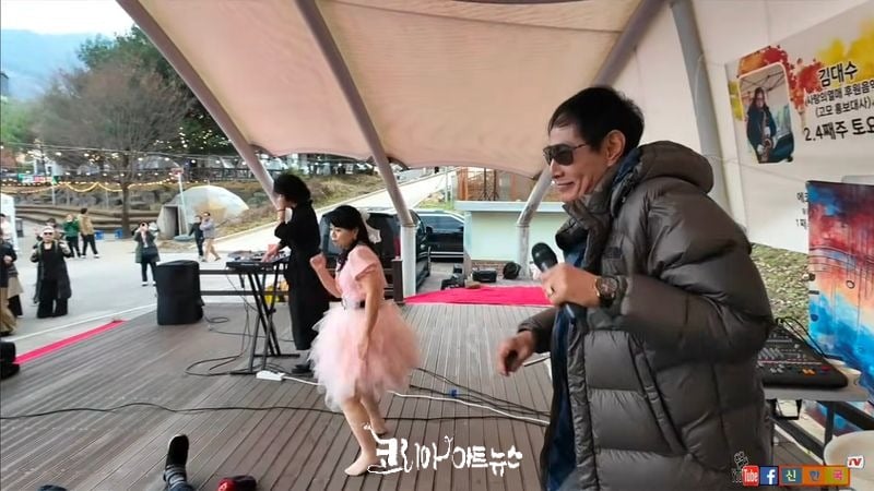 무대위에서 많은 사람들에게 웃음과 추억을 선사하고 있는 가수겸 MC 철민,