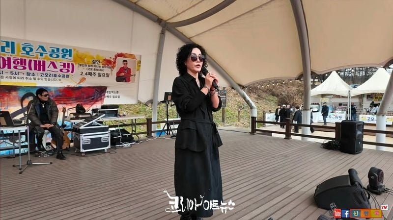 시니어모델 더봄 워킹쇼 후 유은경 회장의 모습