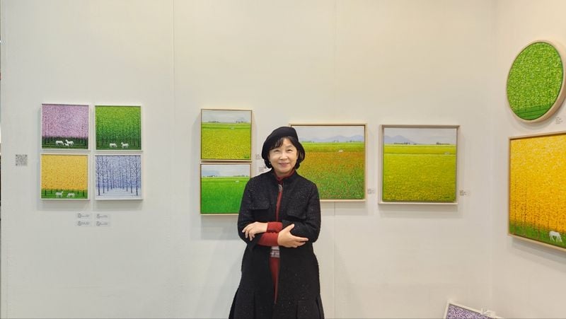 김재옥 작가와 작품 (사진 : 김재옥 화가)