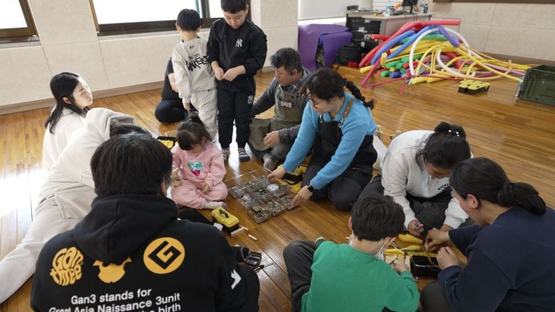  걱정로봇 만들기 프로그램 참여하는 가족들