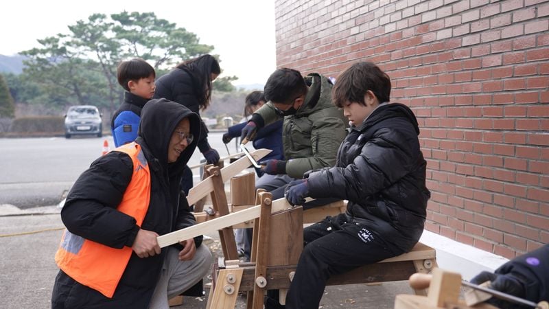  뚝딱뚝딱 사각사각 워크숍에 참여하는 가족들