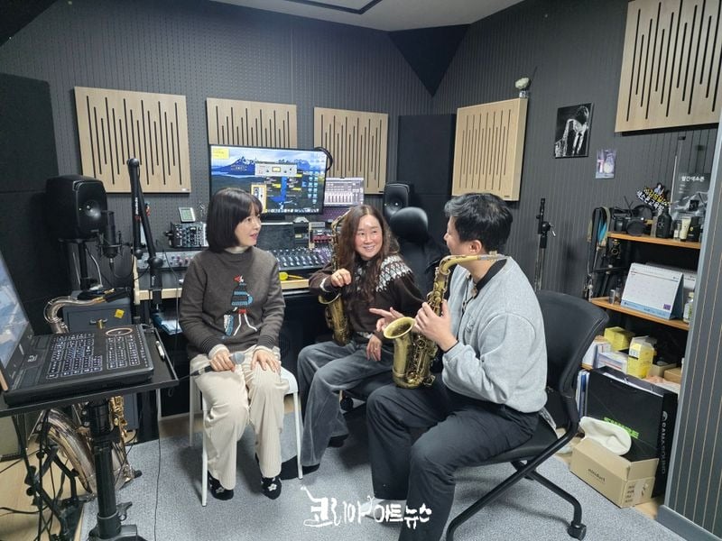 좌)행복한오드리, 김향미, 김성길 색소포니스트와 함께 연습실에서...