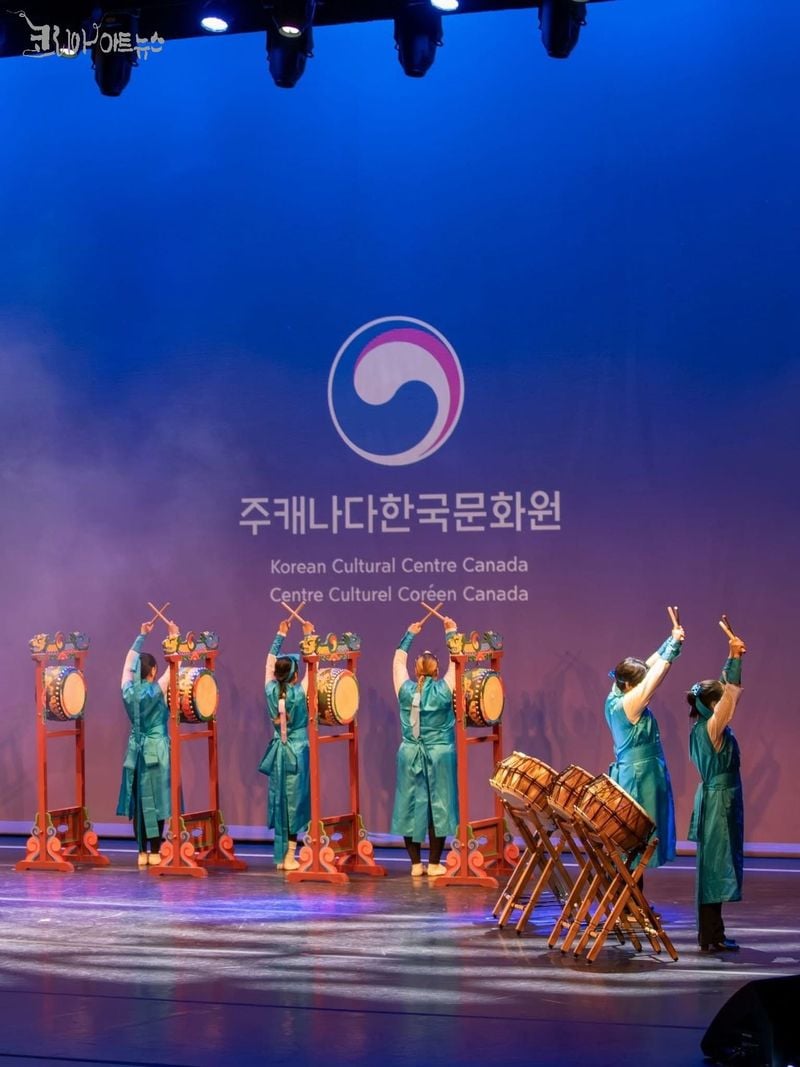 절도 있는 동작으로 북을 울리는 삼고무 무대. 한국의 역동적인 기백이 현지 관객들에게 깊은 울림을 전했다.