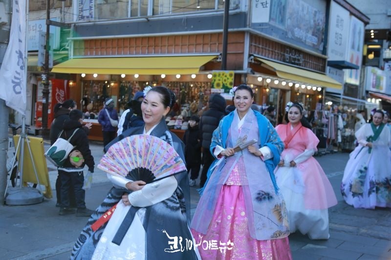 고은자락 이영지 총 감독을 선두로 인사동 거리를 즉석 런웨이 중인 모습