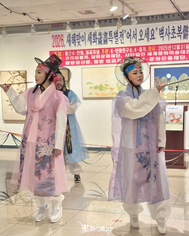 남장을 한 고은자락 모델 좌)박수연, 이지유.