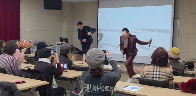 노래교실 수업중에 좌)철민, 가수 이진관 신곡 '줄듯말듯'을 즉석 콜라보로 무대를 선사 하고 있다.