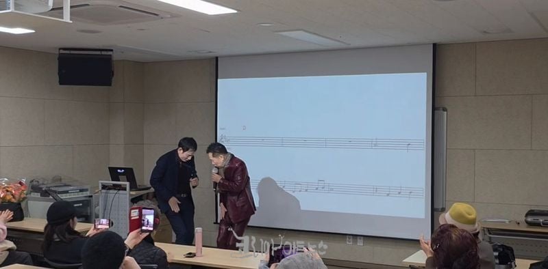 노래교실 수업중에 좌)철민, 가수 이진관 신곡 '줄듯말듯'을 즉석 콜라보로 무대를 선사 하고 있다.