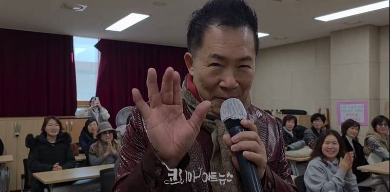 대표곡 인생은 미완성을 부르고 있는 가수 이진관