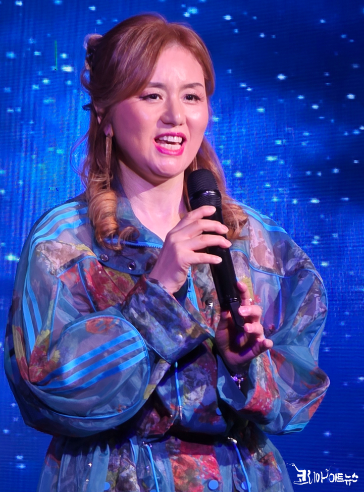 가수 유리(URI)가 지난해 10월 16일, 연세대학교 백양누리 그랜드볼룸에서 개최된 사단법인 국제PEN한국본부 주최의 '제11회 세계한글작가대회'에서 축하공연을 하고 있다./사진=장건섭 기자