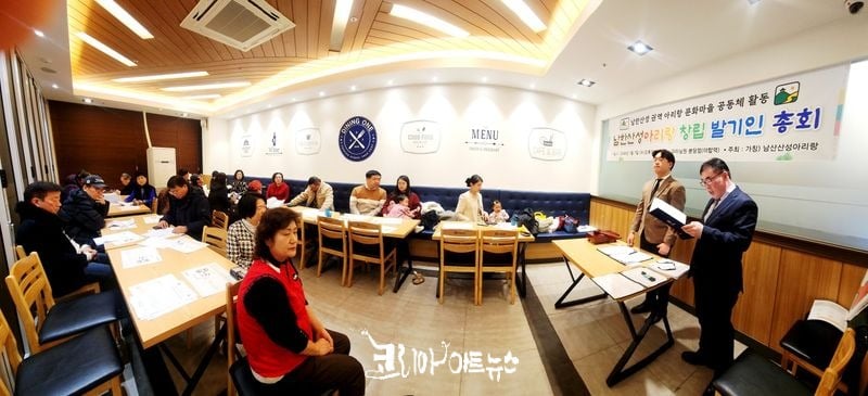 좌)김안식 임시의장과 임정수 발기인의 경과 보고 중인 모습이다.