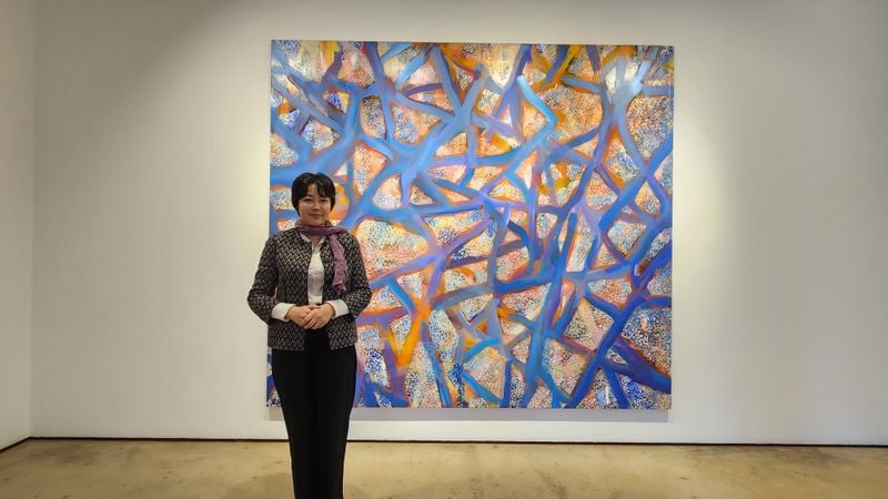 성희승 작가<,Eternal Becoming>작품앞에서 모습 (사진: 김재옥 화가)