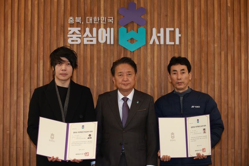 왼쪽부터 양창언 씨, 김영환 지사, 유동열 씨