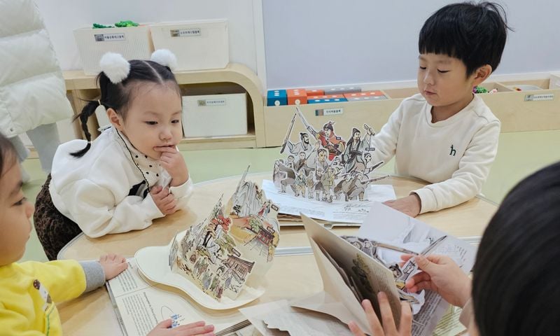  팝업북 배포 현장사진-1