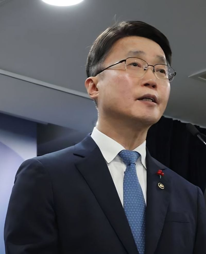 ▲ 류제명 과학기술정보통신부 2차관이 15일 서울 종로구 정부서울청사에서 독자 AI 파운데이션 모델 프로젝트 1차 단계 평가 결과를 브리핑하고 있다. [사진 : 과기정통부 ]