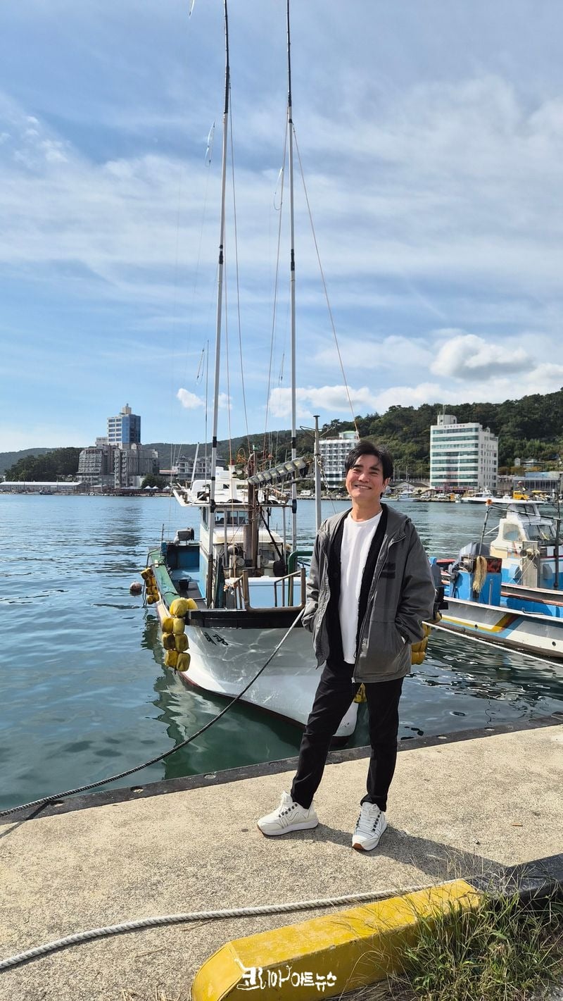 기장에서 포즈를 취하고 있는 가수 권용욱.