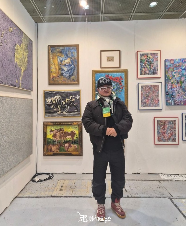 직접 그린 작품앞에서 카메라보고 또 다른 모습을 보이고 있는 가수 전원석 / 사진제공 전원석