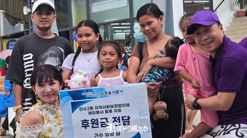 가수 양양과 래준이 필리핀 보라카이에서 물품 전달 하고 있다