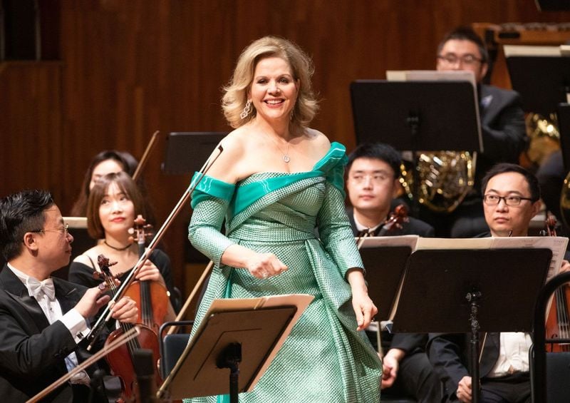 https://cdn.britannica.com/25/252425-050-8121E693/Soprano-Renee-Flemming-performs-with-Guangzhou-Symphony-Orchestra-2019.jpg