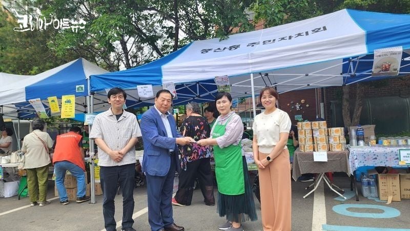 ▲ 풍동바른내과의원 대표원장 김서현(좌 1번째), 희망코리아(주) 대표이사 오호현(좌 2번째)이 금일봉을 전달하고 있다. [사진 : 이청강 기자]