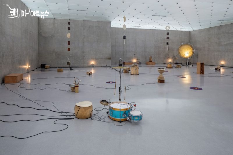 타렉 아투이의 작품 ‘The Rain’(2023–4). 출처: Photo ©Markus Tretter. ©Tarek Atoui