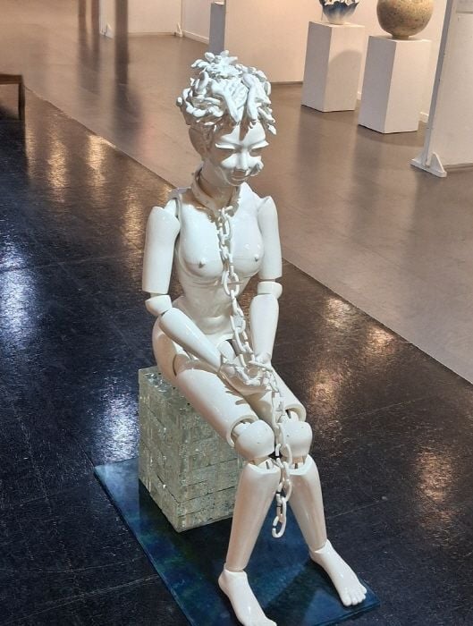 박태민. 메두사. D1백토 유백유 소성, 유리블럭. 55×90×130. 2026-사진제공 키메라 영 작가