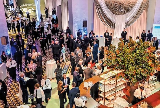 한국의 보물이 워싱턴의 밤을 밝혔다. 28일(현지 시각) 미국 워싱턴 DC 스미스소니언 예술산업관에서 ‘이건희 컬렉션’ 특별전의 성공적 개최를 기념하는 갈라 만찬이 열렸다. 이날 행사에는 미국의 유력 정·관계 인사, 글로벌 기업 경영진이 한자리에 모여 담소를 나눴다. /삼성전자