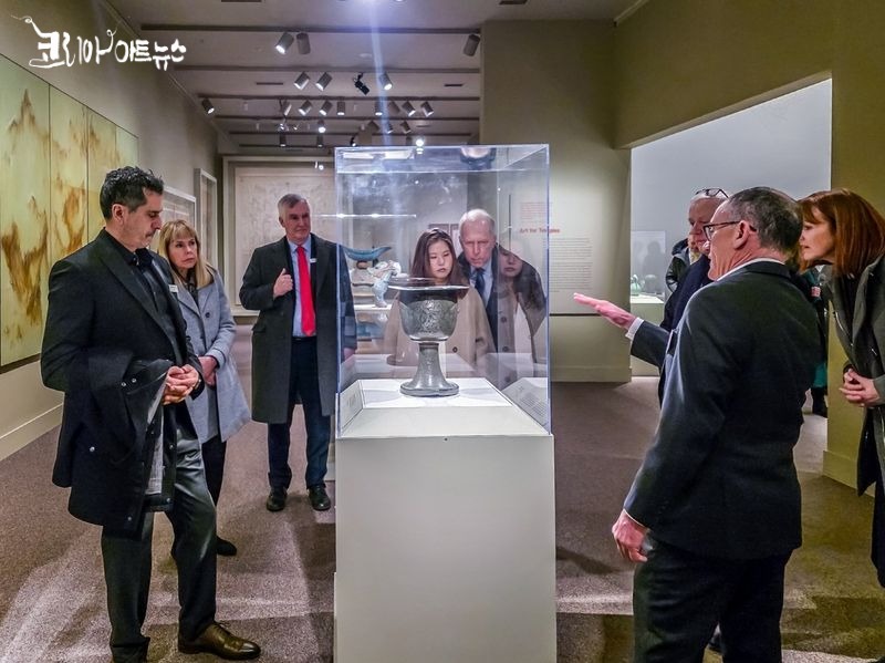 삼성전자가 28일(현지시간) 미국 워싱턴DC 스미스소니언 국립아시아예술박물관에서 개최한 고 이건희 회장 기증품 해외 순회전 ‘이건희(KH) 컬렉션’에서 관람객들이 작품을 둘러보고 있다. 삼성전자 제공