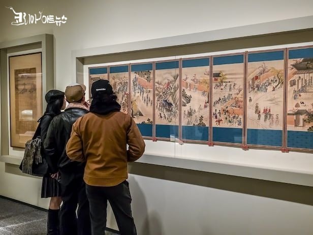 28일(현지시각) 미국 워싱턴 DC 스미스소니언 국립아시아예술박물관에서 열리고 있는 이건희 컬렉션 해외 순회전에서 관람객들이 작품을 둘러보고 있다. /삼성전자