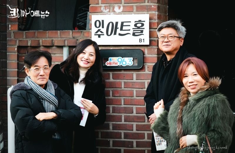 ▲김윤곤 시인(좌로부터 3번째)은 방송 출연 후 연출감독 연홍식(좌로부터 1번째), 진행 최영숙, 구성 유수연 작가와 기념촬영을 했다. [사진 : 이청강 기자, 김윤곤 시인 제공]