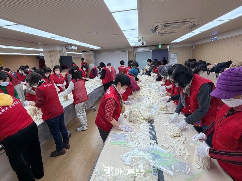 위례종합사회복지관 강당에서 회원 80여명의 떡국 떡 포장 봉사