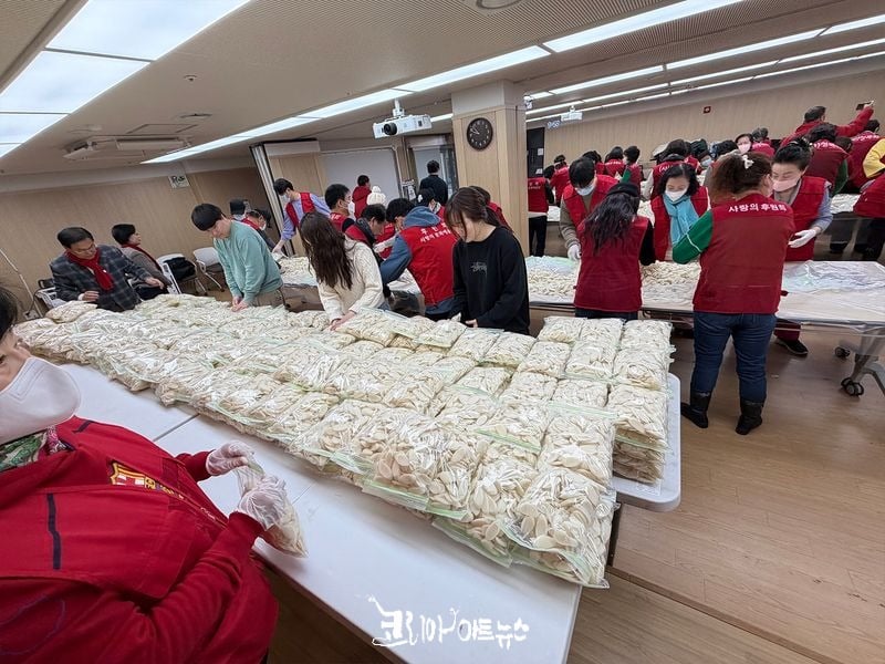 위례종합사회복지관 강당에서 회원 80여명의 떡국 떡 포장 봉사