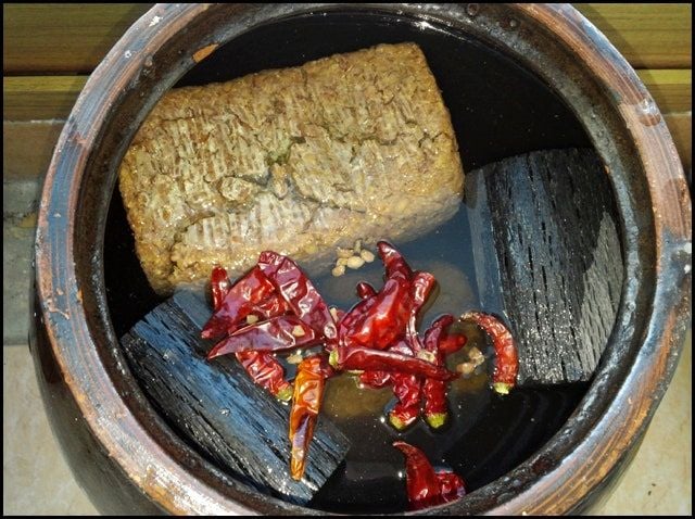 된장담그는 사진(사진출처-우리사는세상)